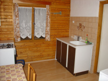 8L chata/8B Cabin kuchyňka