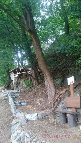  Zbečno - Masarykova vyhlídka, tábořiště Přístup ke studánce